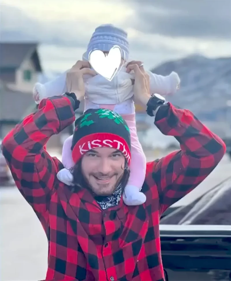 Mario Cimarro con su bebé a hombros.