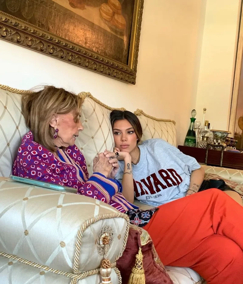 María Teresa Campos en el sofá de su casa con su nieta Alejandra Rubio.
