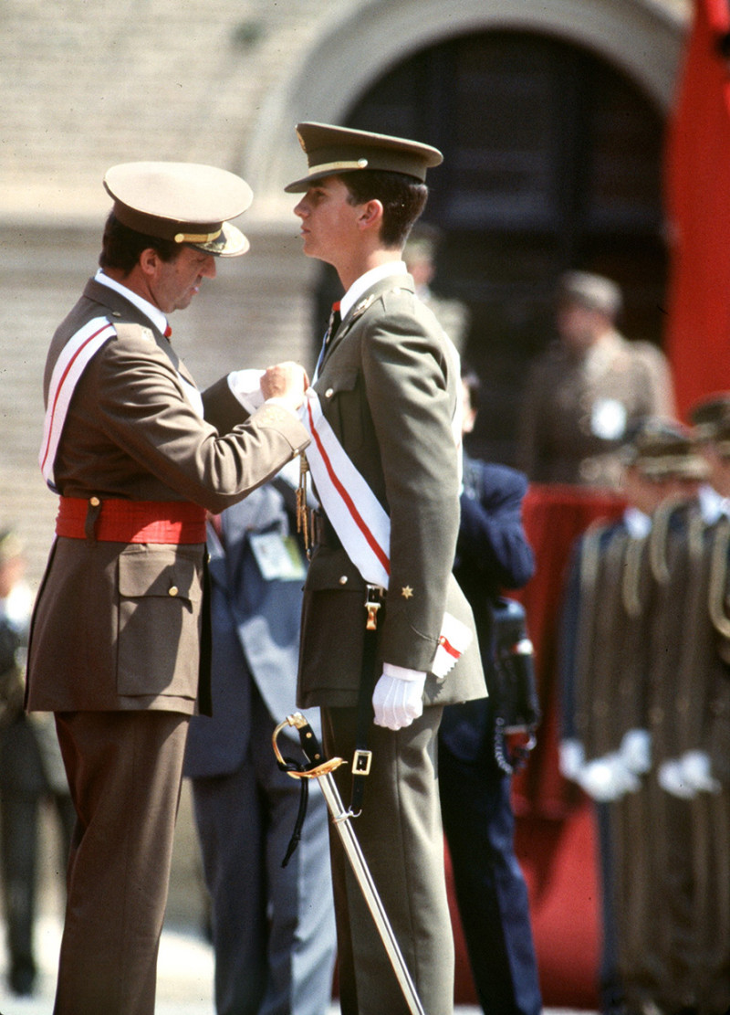 El rey emérito Juan Carlos condecorando a su hijo Felipe VI el día de su graduación