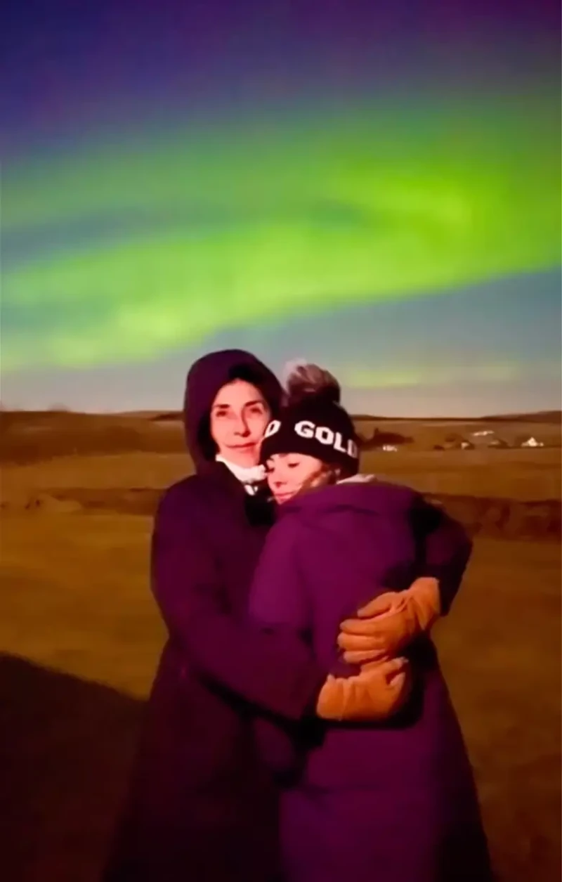 Paz Padilla y Anna Ferrer abrazándose bajo una aurora boreal en Islandia