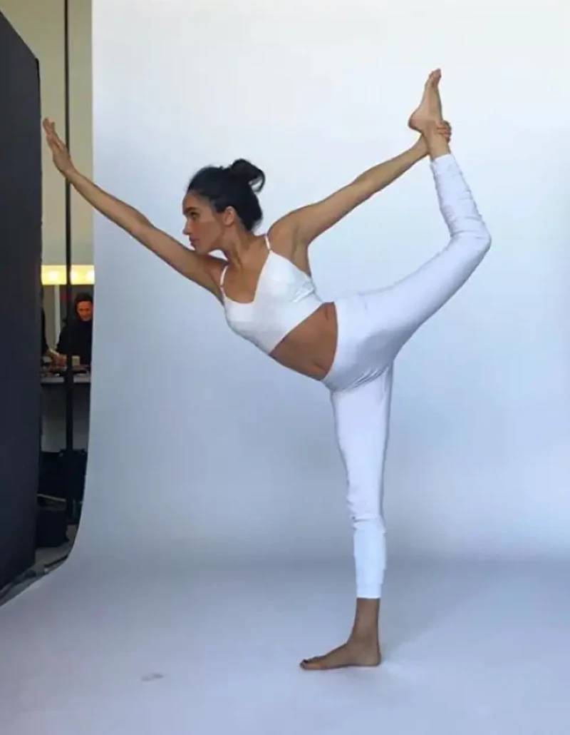 Meghan Markle haciendo yoga.