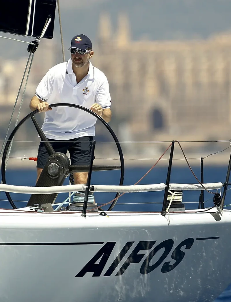 El rey Felipe VI en un velero de competición.