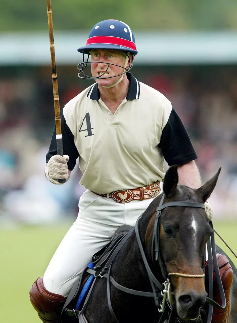 Carlos de Inglaterra jugando a polo.
