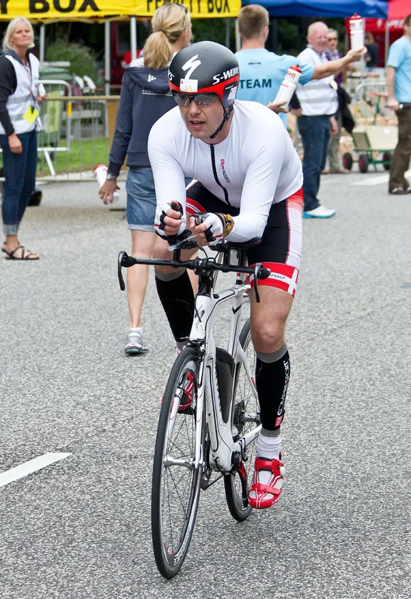Federico de Dinamarca en una carrera ciclista.