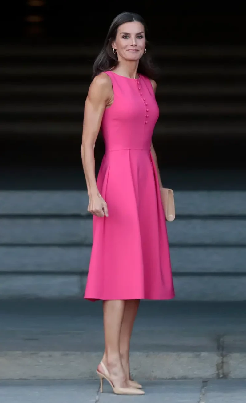 Letizia posando con un vestido rosa.