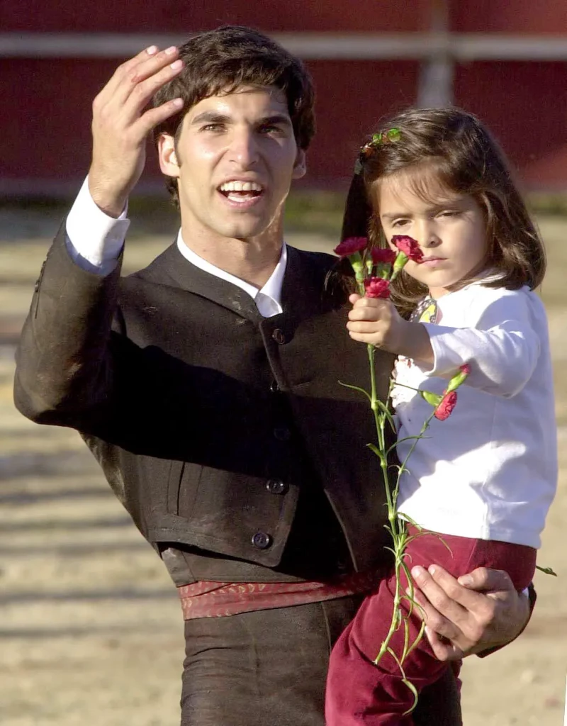 Cayetano Rivera Ordóñez en la plaza con la pequeña Lucía, hija de Blanca Romero.