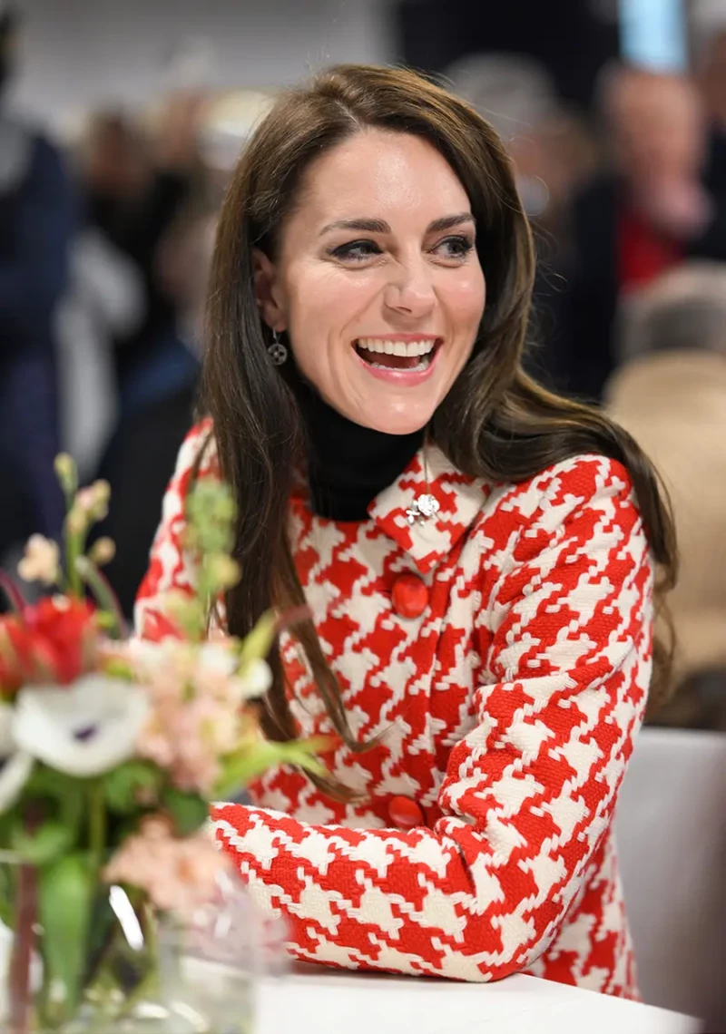 En cuestión de estilo, Kate se inspira en Diana y hace poco lució un abrigo de pata de gallo rojo y blanco, como la chaqueta que llevó Lady Di en 1990, en el bautizo de Eugenia de York.