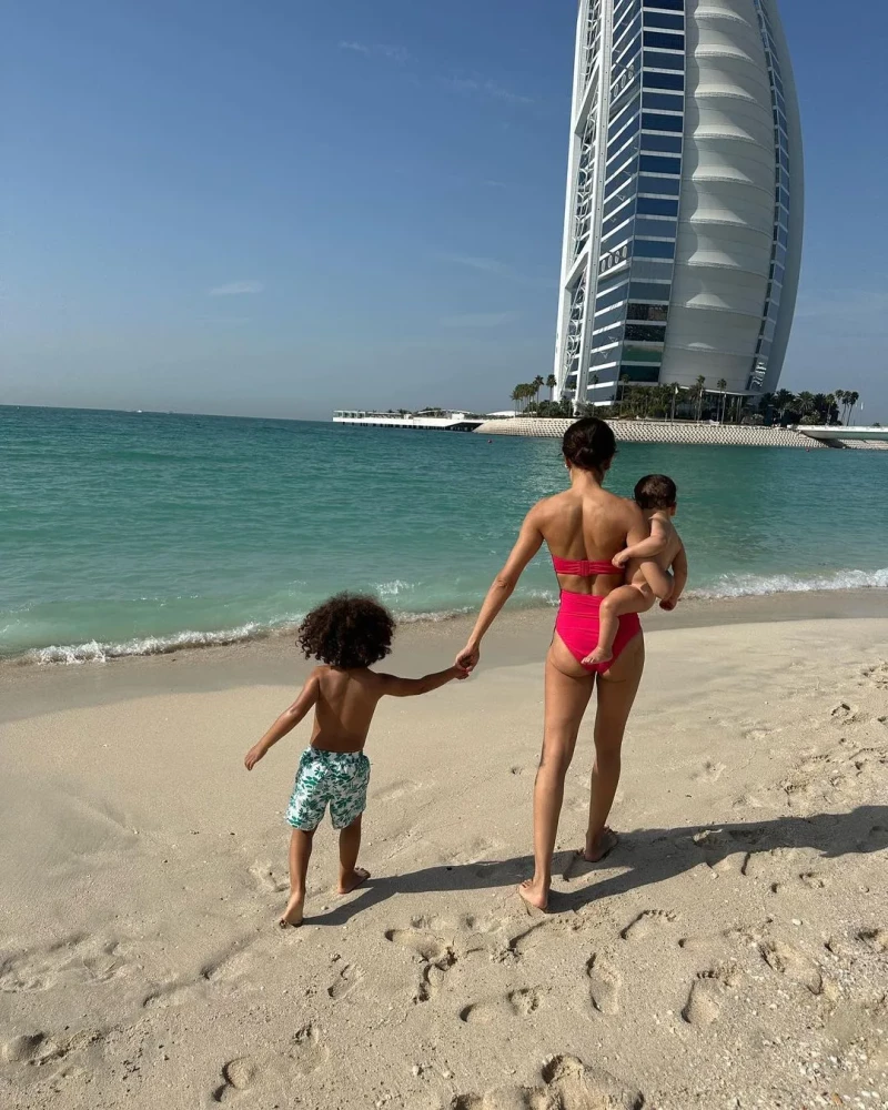 Hiba Abouk con sus hijos, Amín y Naím.