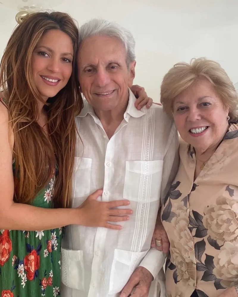 Shakira posando con sus padres.