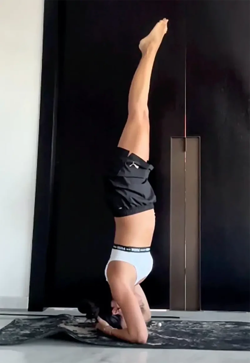 Cristina Pedroche realizando una difícil postura de yoga invertida estando embarazada.