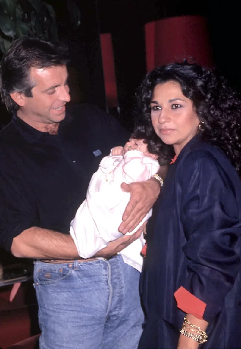 Lolita con su ex Guillermo Furiase y su hija Elena Furiase recien nacida en brazos.