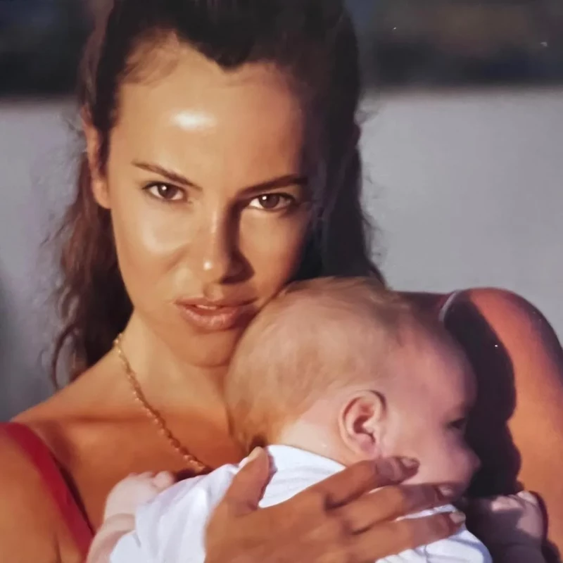 Ana Obregón con su hijo Aless, cuando este era un bebé.