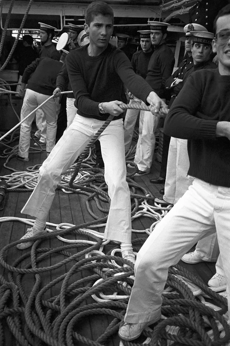 Rey Felipe VI en la escuela naval militar tirando de un cabo en un barco