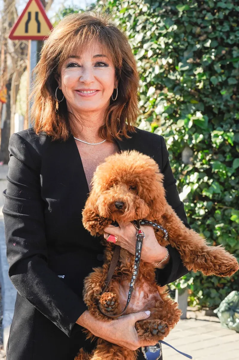 Ana Rosa Quintana posando con su perro Harry en brazos.