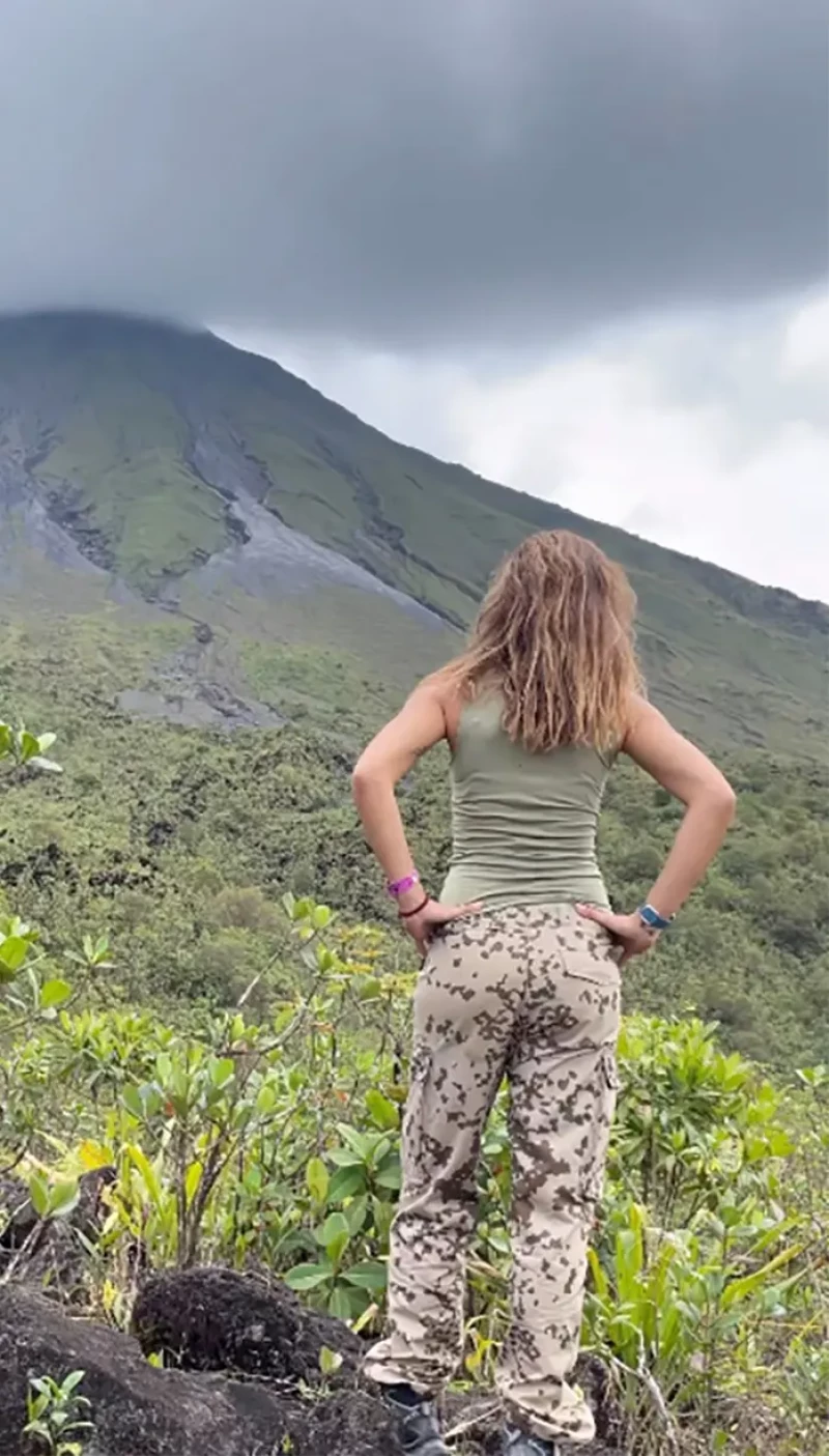 Lara Álvarez contemplando un volcán.