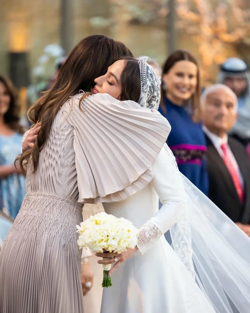 Rania de Jordania abrazando a su hija en el dia de su boda.