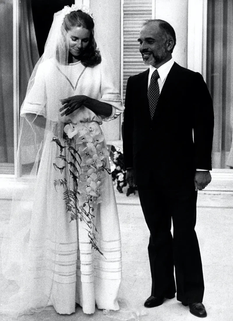 Hussein con Noor, su cuarta mujer el día de su boda.