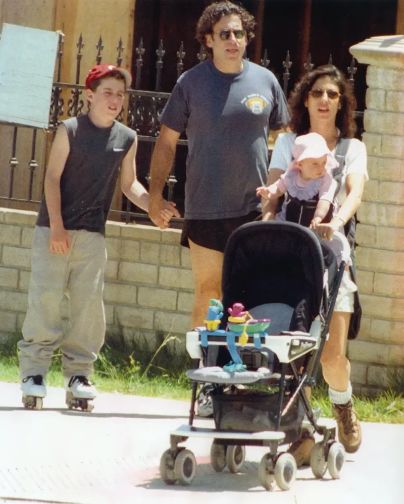 Paul Michael Glaser paseando con su segunda esposa y sus hijos.