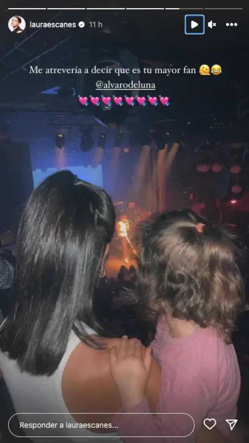Laura Escanes, de espaldas con su hija  Roma en el concierto de Álvaro de Luna