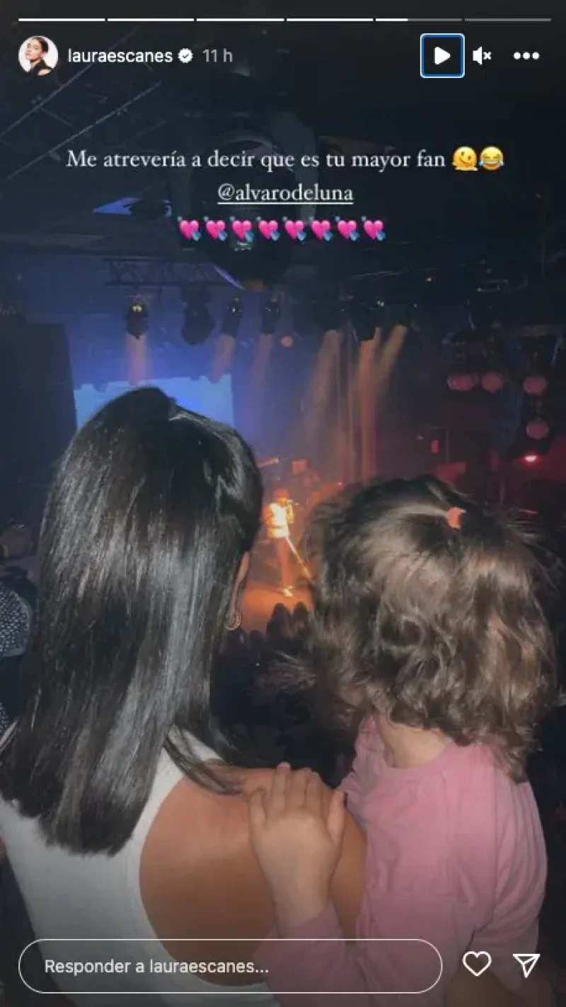 Laura Escanes, de espaldas con su hija Roma en el concierto de Álvaro de Luna
