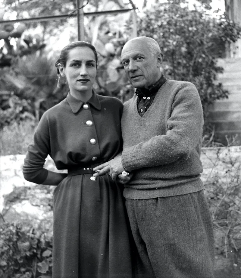 Picasso posando junto a una de sus amantes, Françoise Gilot