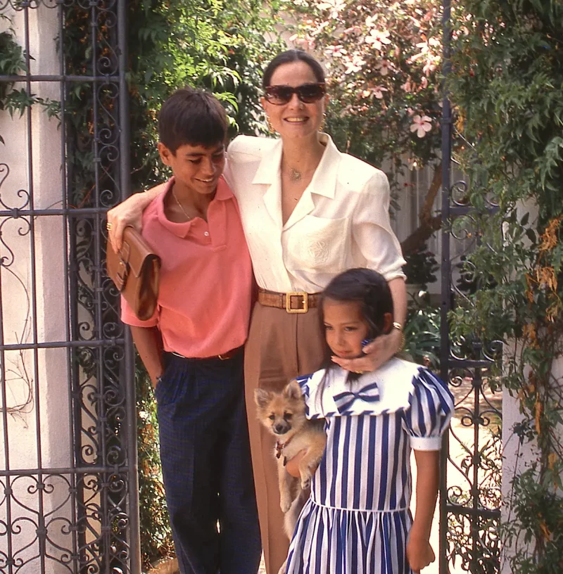 Julio José con Tamar de niños abrazados por su madre Isabel Preysler.