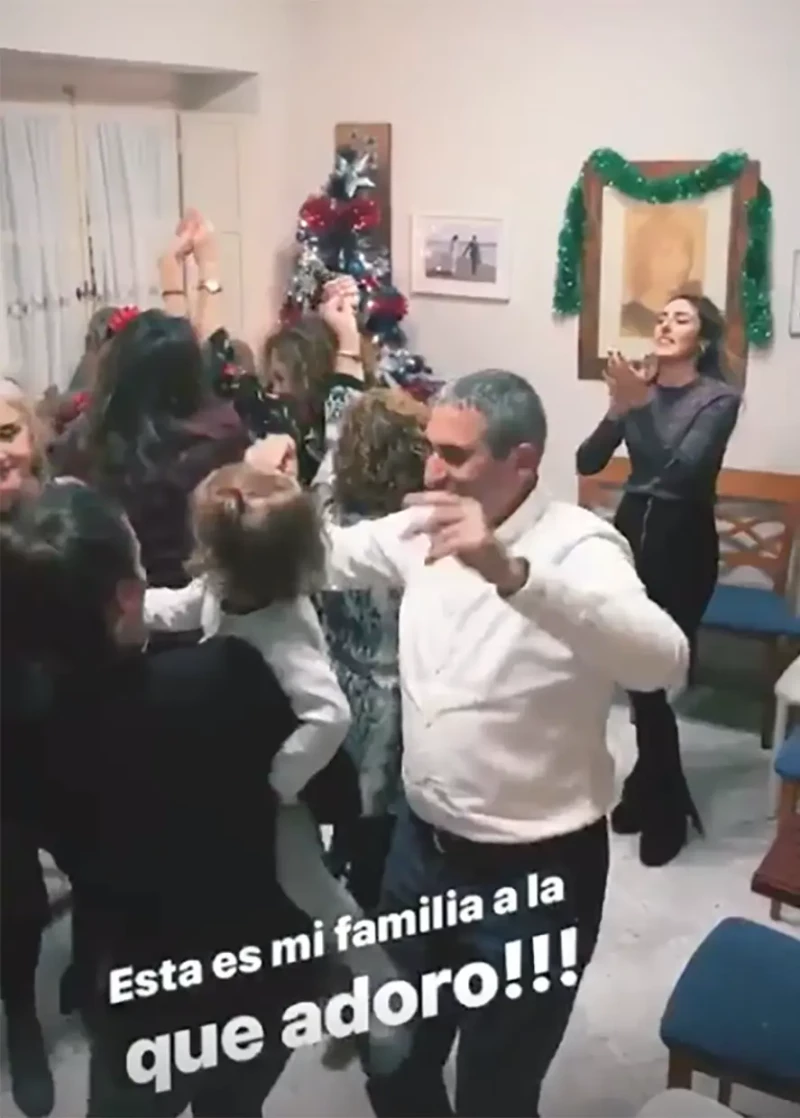 Paz Padilla bailando en una fiesta con su familia y hermanos