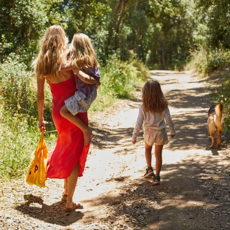 Vanesa Lorenzo junto a sus hijas, Manuela y María.