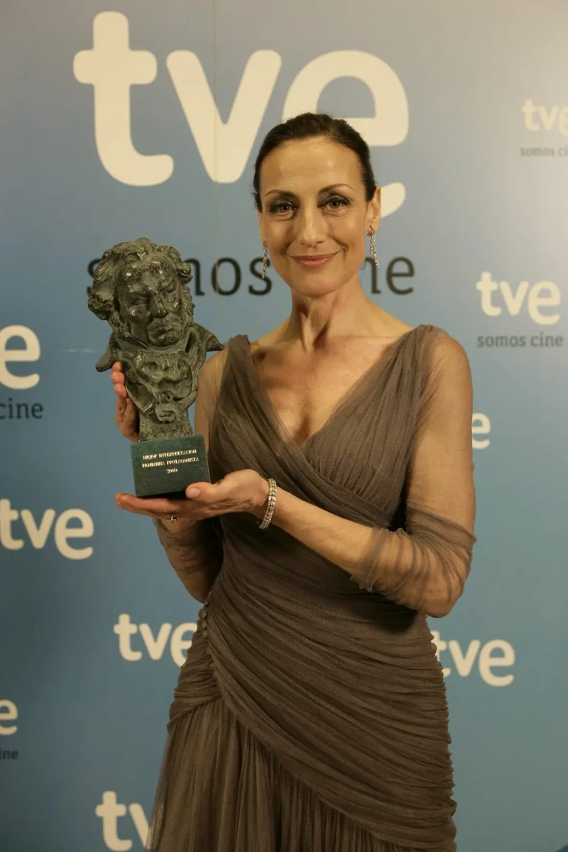 Carme Elías con el premio Goya que ganó en 2009 por 'Camino'.