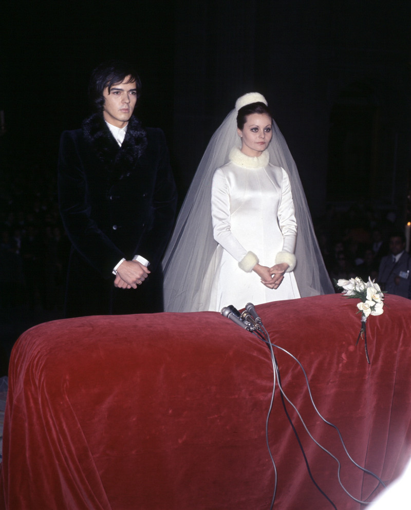 La cantante Rocío Dúrcal y su novio el músico Antonio Morales durante la ceremonia religiosa de su enlace matrimonial celebrado en el Monasterio de San Lorenzo del Escorial.