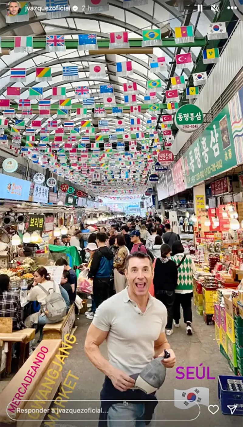 Jesús vázquez posando en un mercado coreano