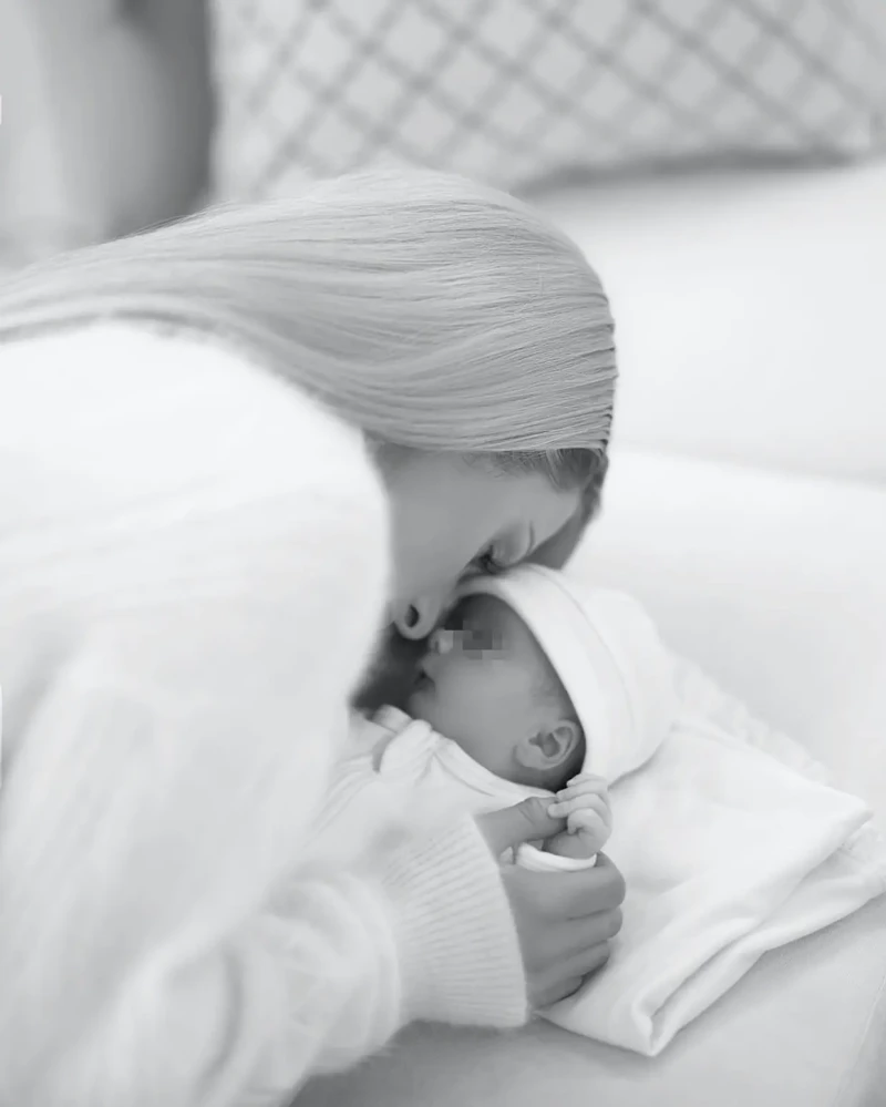 Paris Hilton cuidando de su bebé.