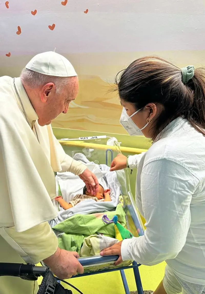 El Papa Francisco bautizando a un bebé del Hospital Gemelli.