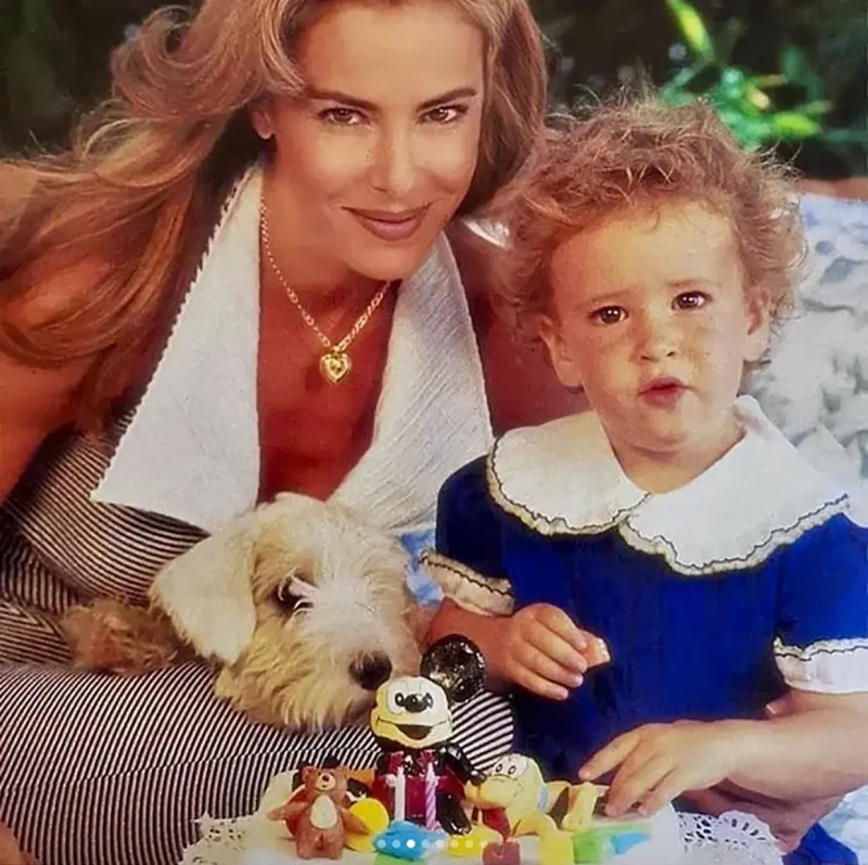 Ana Obregón posando con su hijo Álex cuando era un bebé.