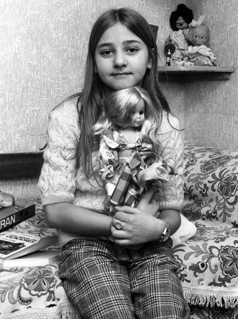 De niña, con su muñeca Nancy en la habitación de su casa.