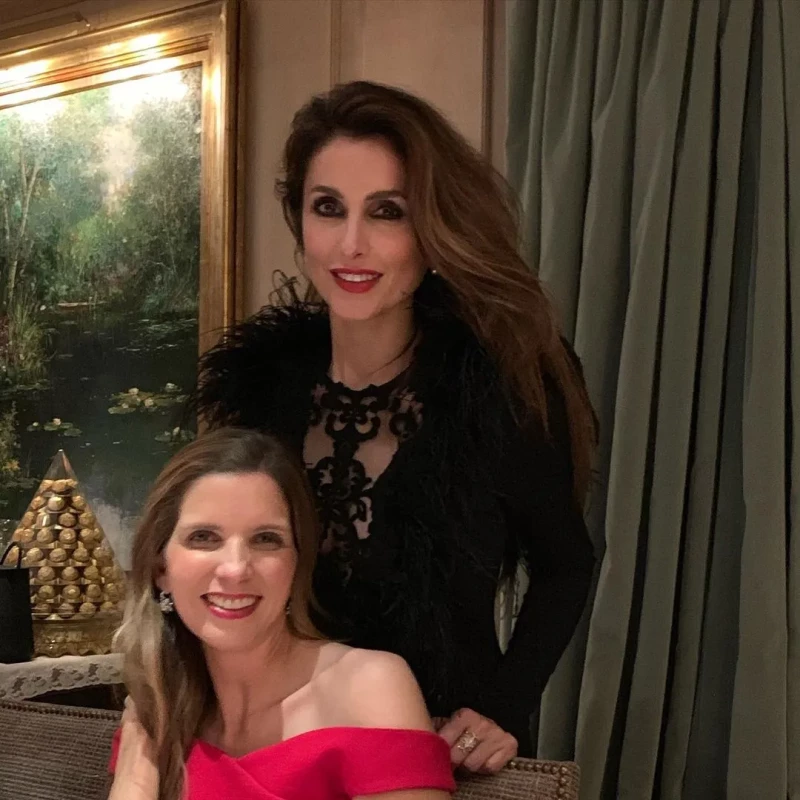 Paloma Cuevas, en su casa con Margarita Vargas.