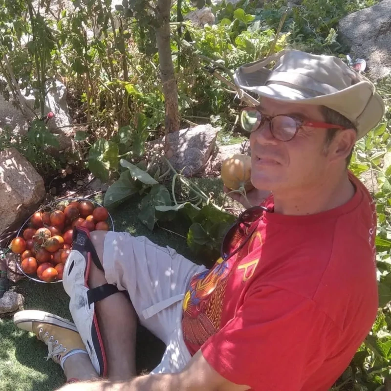 Jorge Sanz, en su huerto.