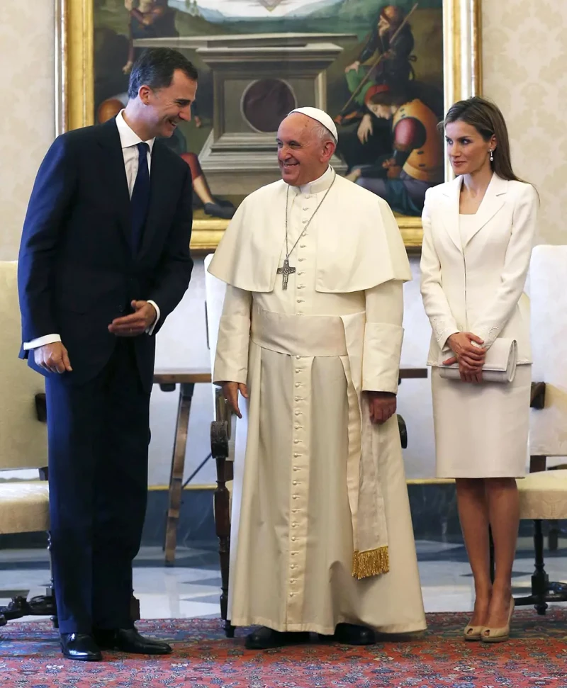 Felipe y Letizia hablando con el Papa Francisco.