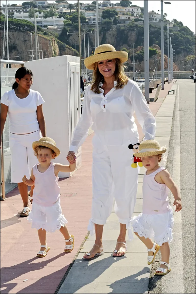 TIta Cervera con sus hijos adoptivos en el puerto.