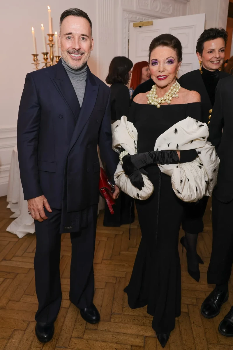 Joan Collins posa con David Furnish, marido de Elton John.