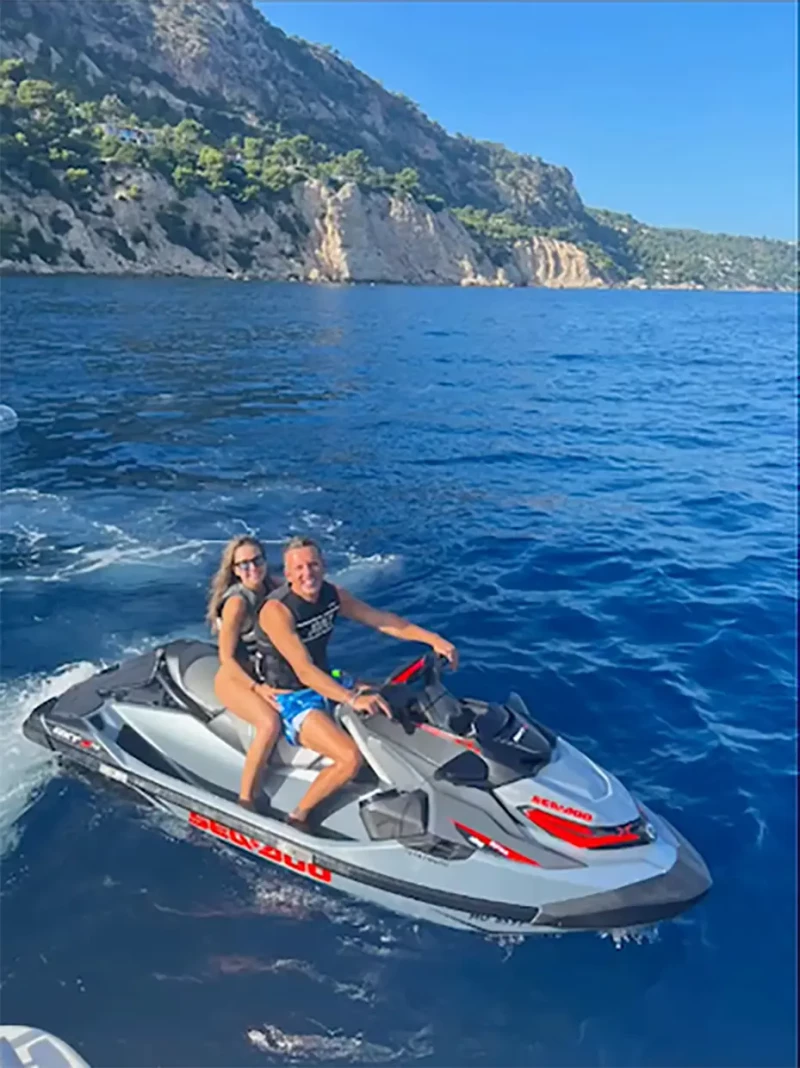 Joaquín Prat montando una moto de agua junto a su pareja.