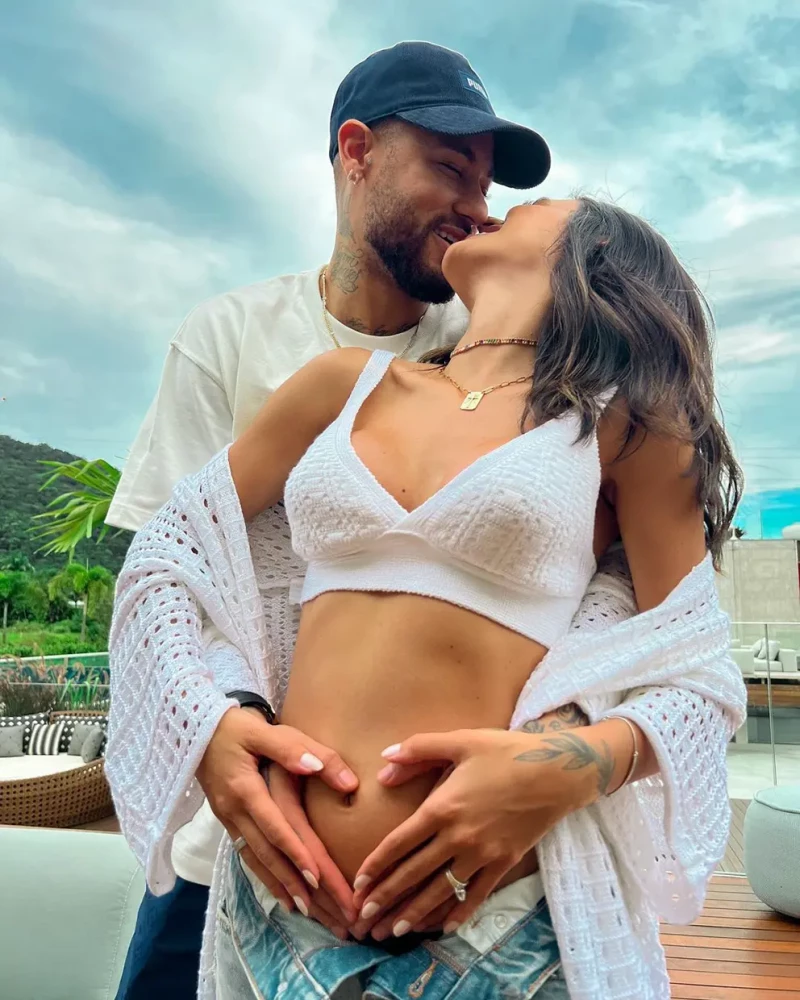 Neymar besando a su mujer embarazada.