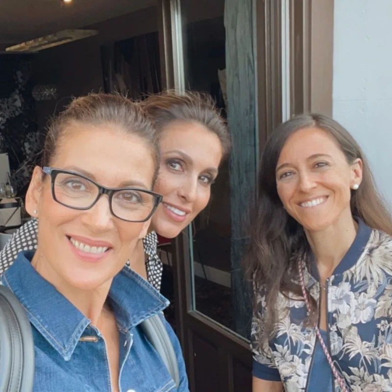 Remedios Cervantes y su socia, Alicia Ors, con Paloma Cuevas, una de sus clientas.