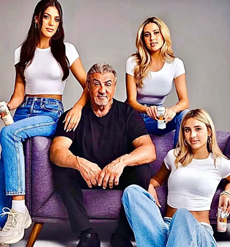 Stallone posando con sus hijas.