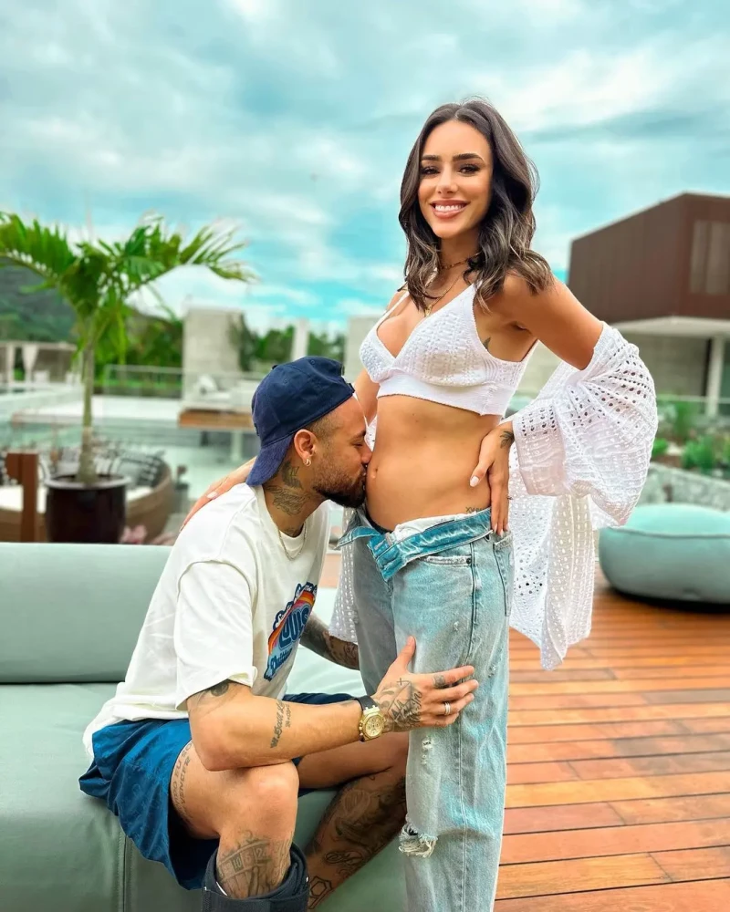 Neymar besa dulcemente la barriga a su chica.