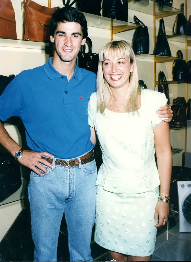 Jesulín de Ubrique y Belén Esteban posando en su tienda de bolsos