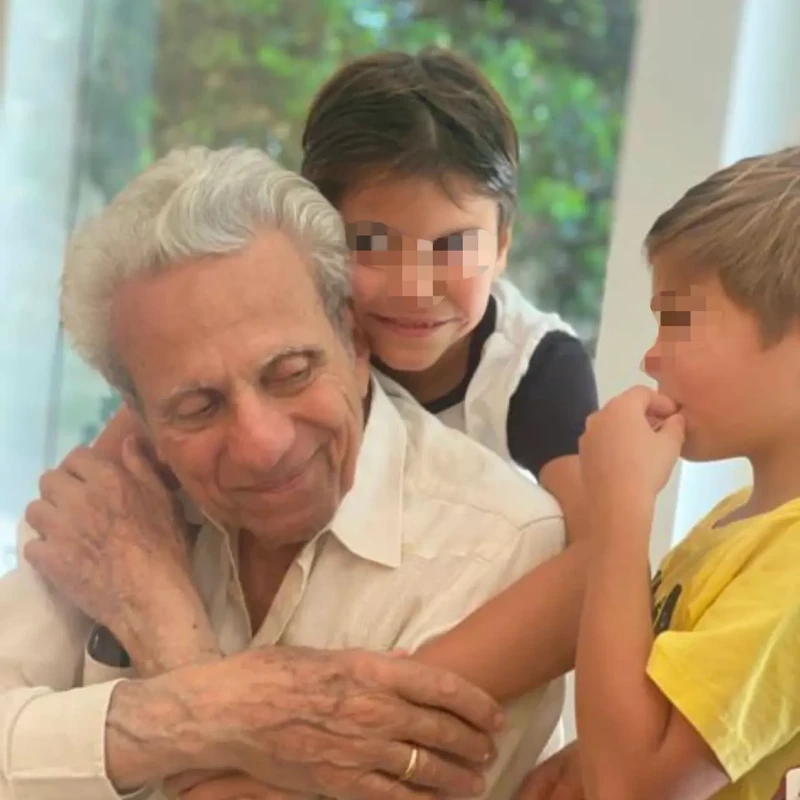 El padre de Shakira con sus nietos.