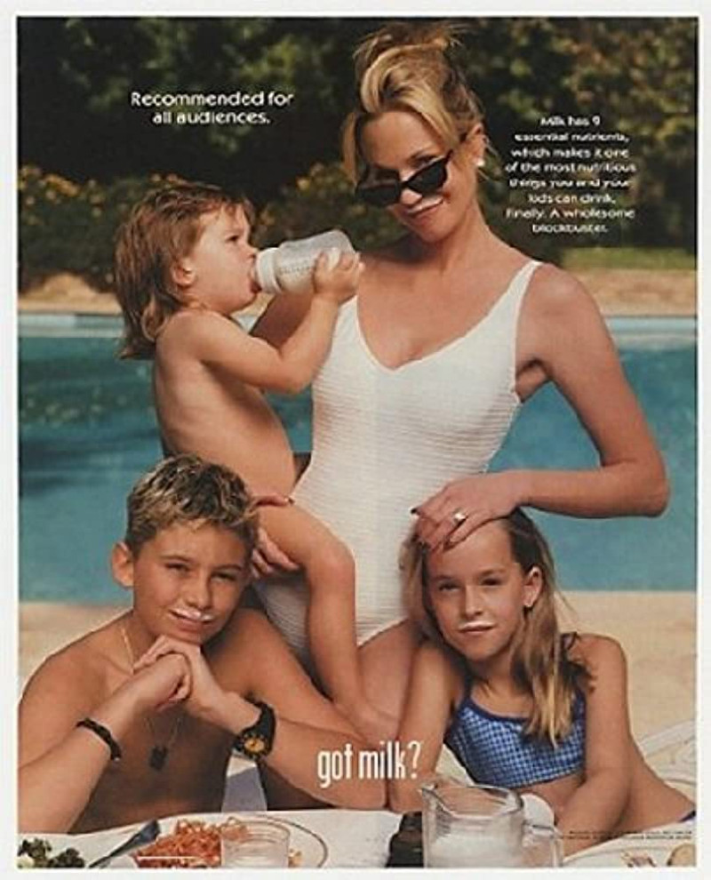 Melanie Griffith en un anuncio con sus tres hijos: Dakota, Alexander y Stella.