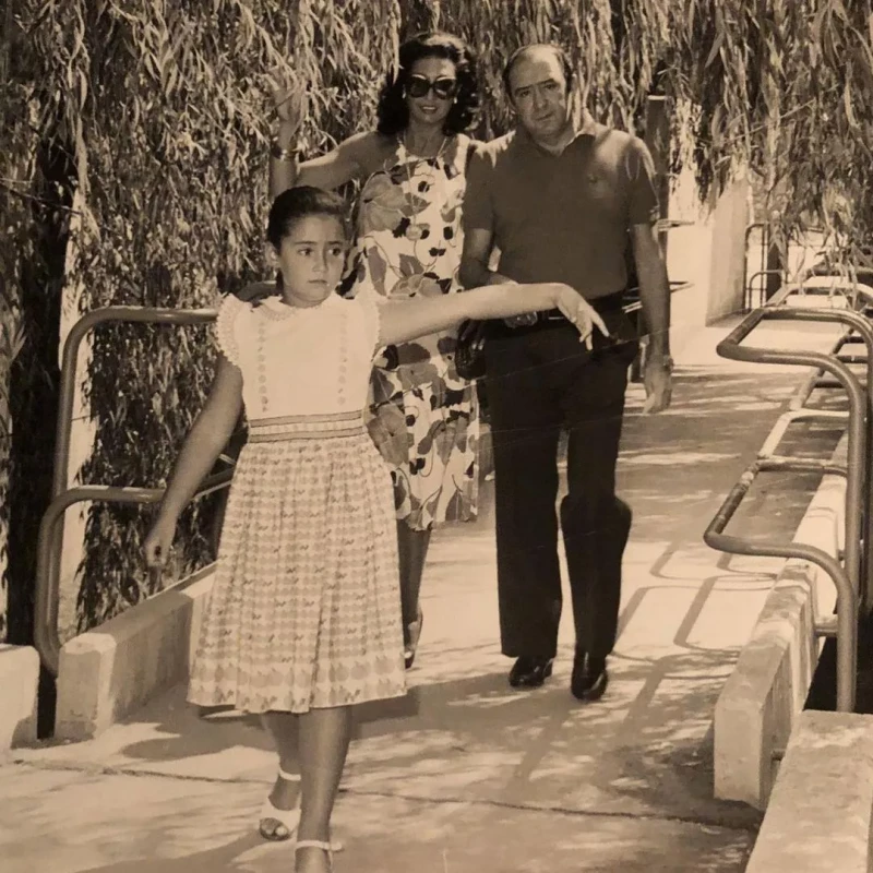 Vicky Martin Berrocal, de pequeña, junto a sus padres.
