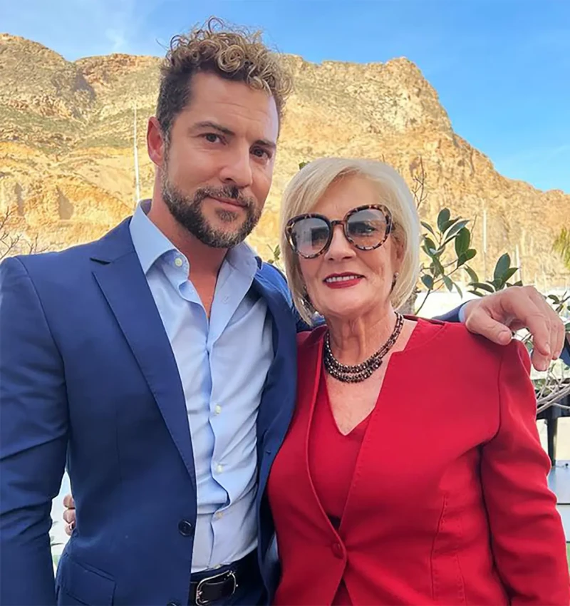 Davi Bisbal con su madre.